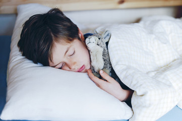 kind schläft im Bett und träumt