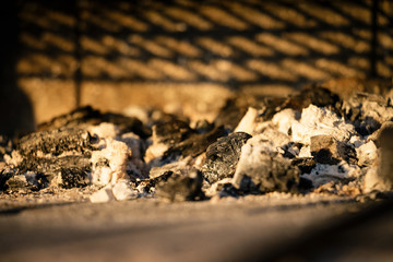 Restos, ceniza y carbón, de una barbacoa apagada al amanecer