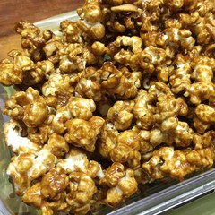 Hot caramel sweet popcorn homemade