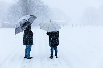 Paar geht im Schneeschauer spazieren