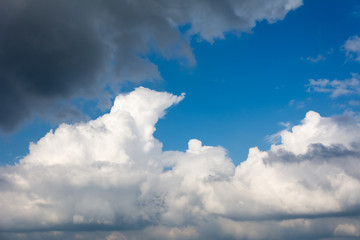 Obraz premium Wolke am Himmel zur Jahreszeit