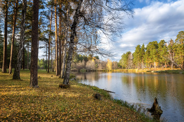 панорама осеннего пейзажа в лесу с озером, Россия, Урал, октябрь © 7ynp100