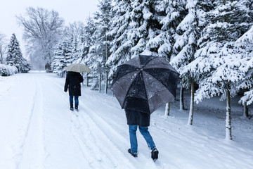 Paar geht im Schneeschauer spazieren