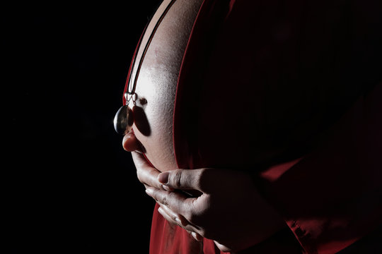 femme enceinte avec pendentif bola