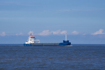 Schiffe in der Elbmündung bei Cuxhaven