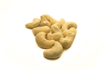 Cashewnüsse isoliert auf weiß