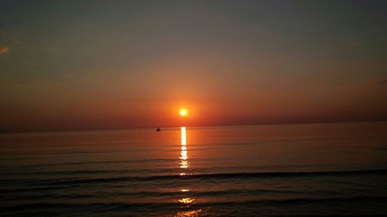 Fototapeta premium tramonto rosso sul mare