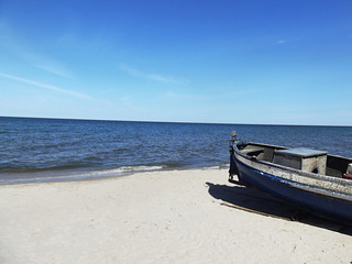 Krajobraz morski - niebieska łódź na plaży we Władysławowie