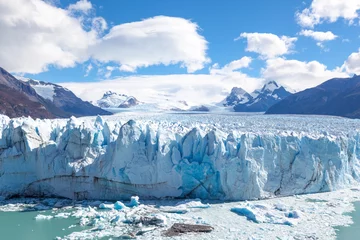 Foto op Plexiglas Gletsjers De beweging van een gletsjer van bergen naar de oceaan. Argentinië