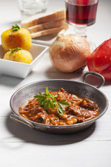 Ungarisches Gulasch in einem Topf