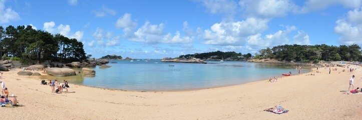 Vue panoramique d'une jolie plage de Bretagne près de Ploumanach