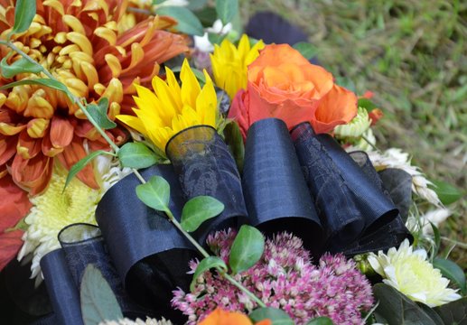 Trauergebinde Trauerkranz mit schwarzer Schleife