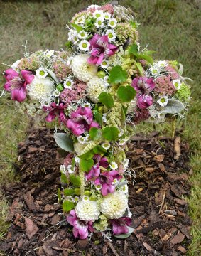 Grabdekoration Kreuz mit vielen Blumen Bl&uuml;ten - Dahlien Lilien 