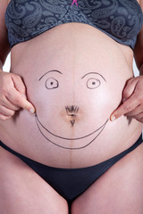 Babybauch mit Smiley Gesicht Nahaufnahme