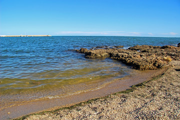 Cala en la costa de l'Ampolla, Cataluña (España)