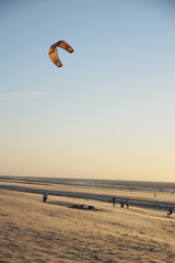 Kitesurfing am Strand von Domburg,