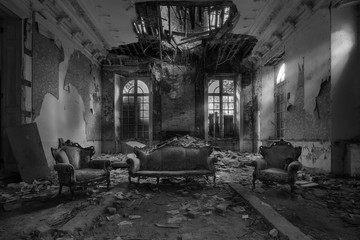 Fototapeta na wymiar old abandoned mansion