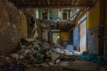 Fototapeta na wymiar old abandoned mansion