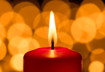 Brennende Kerze zum 1. Advent an Weihnachten