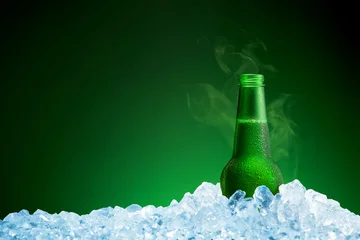 Cercles muraux Bière Bouteille de bière froide dans la glace sur fond vert