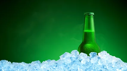 Cercles muraux Bière Bouteille de bière froide dans la glace sur fond vert