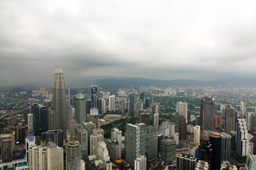 Obraz premium Kuala Lumpur, Malezja - 17 stycznia. 2016: Dramatyczna sceneria miasta KualaLumpur o zachodzie słońca. Widok z KL-Tower.