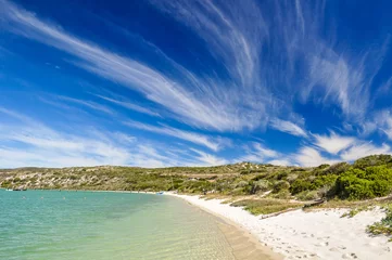 Photo sur Plexiglas Afrique du Sud Vue imprenable sur le lagon de Langebaan dans le parc national de la côte ouest, à 120 km au nord de Cape Town, province du Cap occidental, Afrique du Sud. Journée ensoleillée, plage de sable blanc et montagnes en arrière-plan.