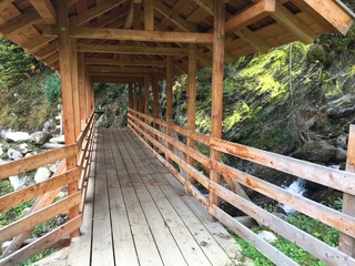 ponte di montagna legno ponte di legno fiume sentiero 