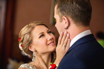 Fototapeta premium Beautiful bride with expressive eyes looking at the groom during their first meeting at a wedding ceremony
