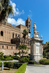 Obraz premium Statue of Saint Rosalia, patron saint of Palermo, in front of Palermo's Cathedral