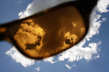 サングラス越しの空