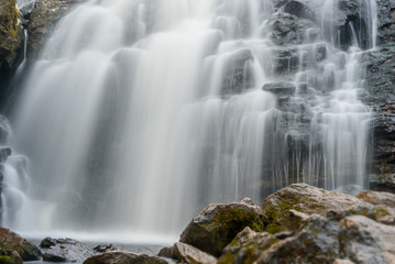 Obraz premium waterfall rock stones autumn