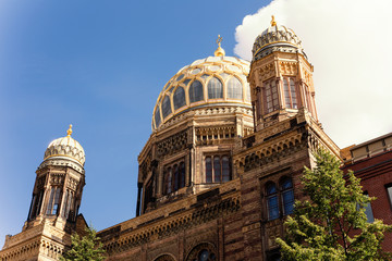 Fototapeta na wymiar Berliner Fassaden, Kuppel der Synagoge an der Oranienburger Strasse