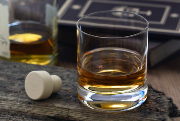 Whisky - Whiskey / Single Malt in Glas / Auf Holz / Foodstyling 