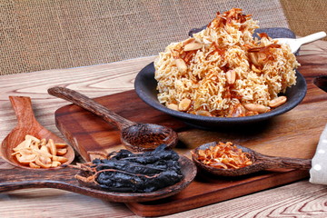 Mixed crispy rice noodle (and honey ,golden nut,sour tamarind and fried shallot) is popular Thai dessert.