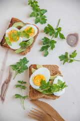Toast mit Avocado und Ei 