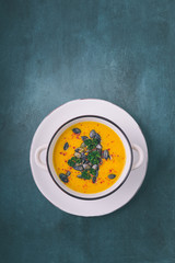 Kürbis Suppe mit Kürbiskernen und Chiliflocken