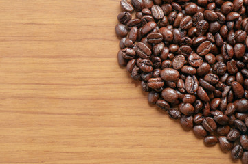 Roasted coffee beans / View of coffee beans on wood background.