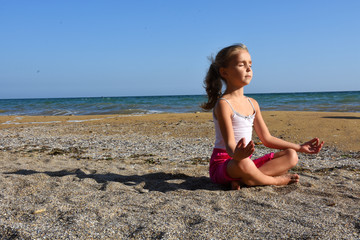 Fototapeta na wymiar медитация на море 