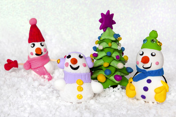 Новогодняя ёлка и снеговики из пластилина.