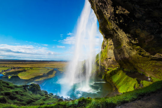 アイスランドの裏見の滝「セラリャントスフォス」 © 亜希子 宮崎