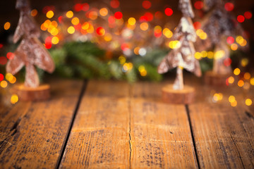 Weihnachten  -  Hintergrund  -  Rustikaler Holztisch mit funkelnder Deko