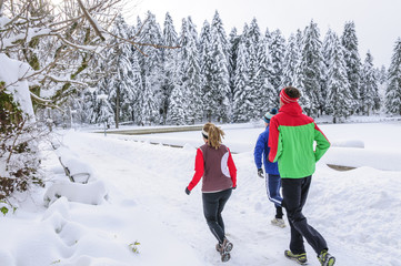 Joggen in zauberhafter Winterlandschaft