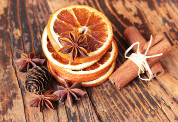 Getrocknete Orangenscheiben mit Sternanis und Zimtstangen auf altem Holztisch   © fototheobald
