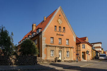 Fototapeta na wymiar Denkmalgeschütztes historisches Postamt in Fürstenberg/Havel
