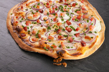 Elsässer Flammkuchen auf Schieferplatte