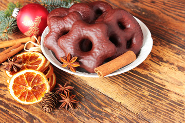 Weihnachtsdekoration mit Lebkuchen, getrockneten Orangenscheiben, Sternanis, Zimtstangen,...