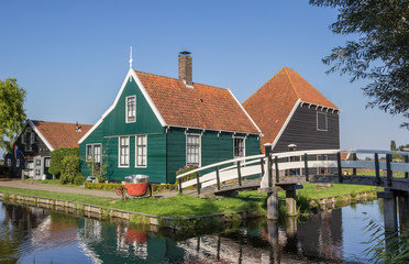 Fototapeta na wymiar Traditional dutch wooden house and white bridge in Zaanse Schans