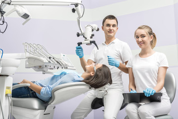 Obraz premium Dentist, assistant and patient in clinic
