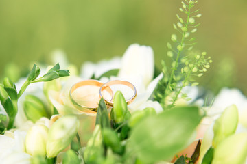 Свадебный букет невесты и кольца © marinamelnikova